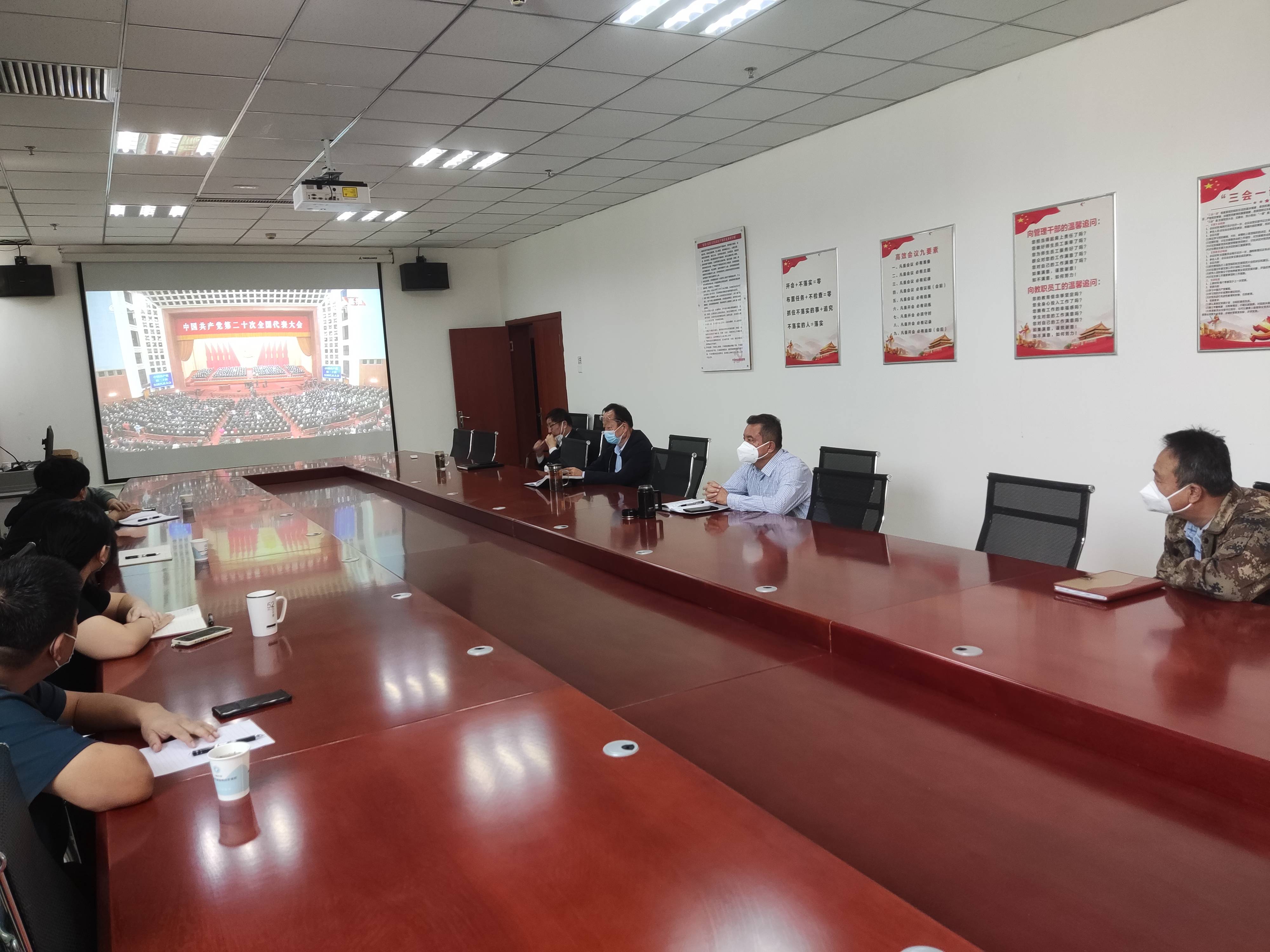 best365中国官方网站师生热切关注党的二十大开幕盛况 热议大会报告