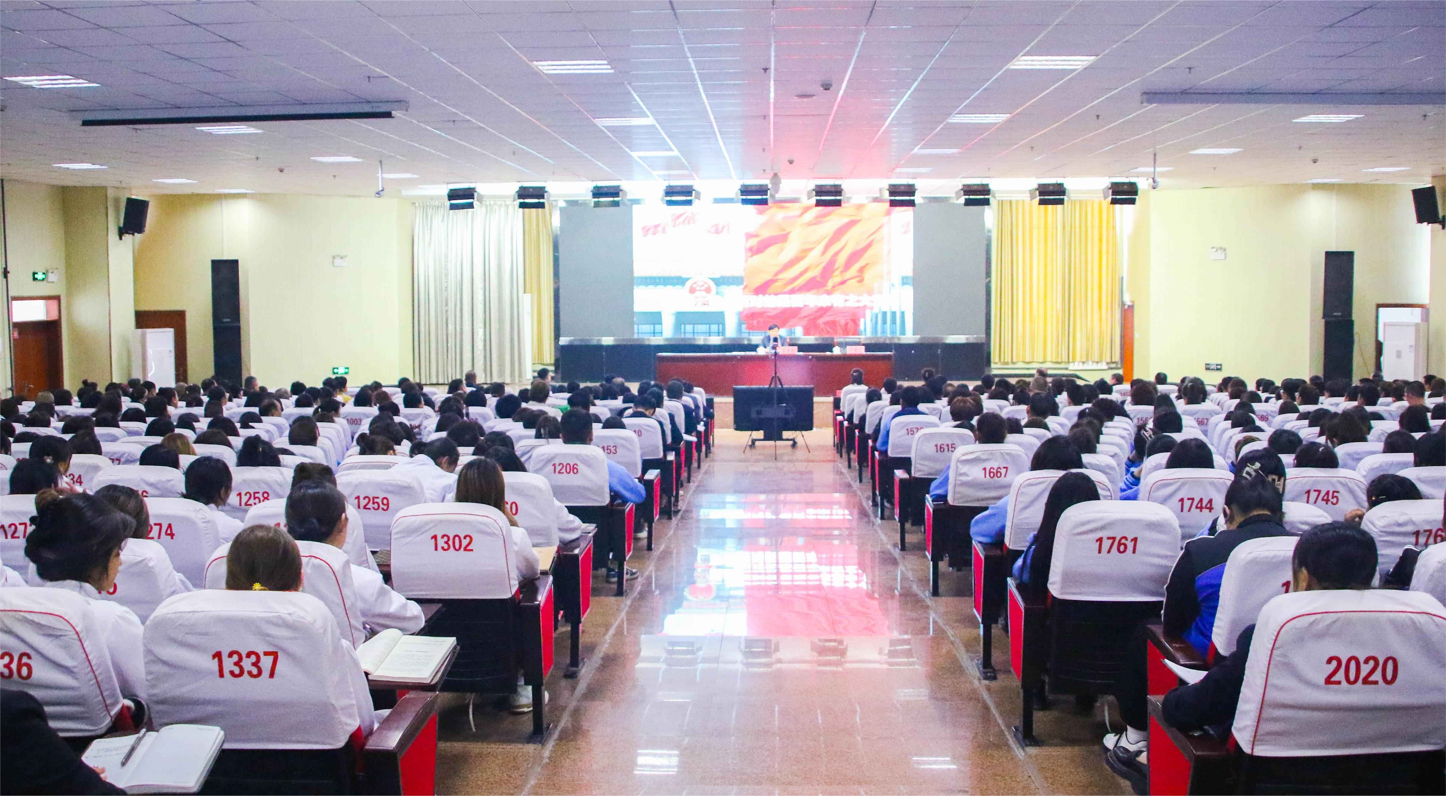 马学良在best365中国官方网站讲授思政课时强调 铸牢中华民族共同体意识 为强国建设民族复兴贡献青春力量